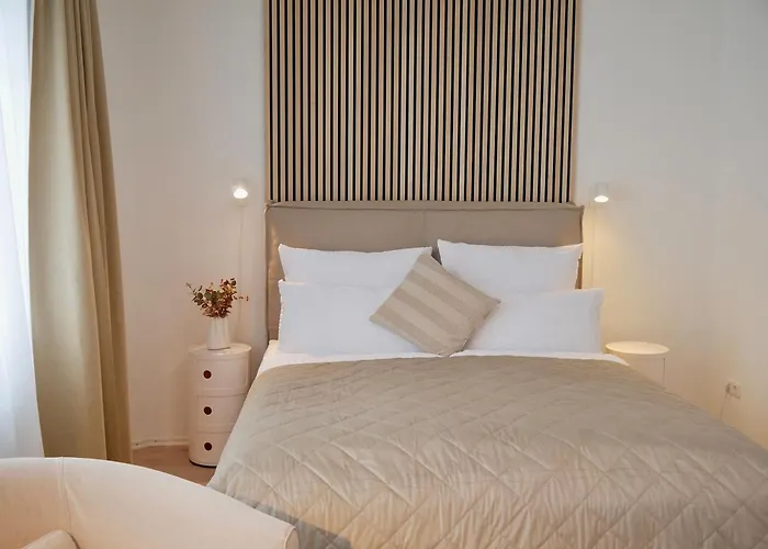 Moonrooms: Cityapartment 1 - *